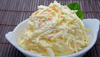 Salada de repolho cremosa é uma explosão de texturas e sabores (Delícia Cremosa Salada de Repolho com Textura Incrível)
